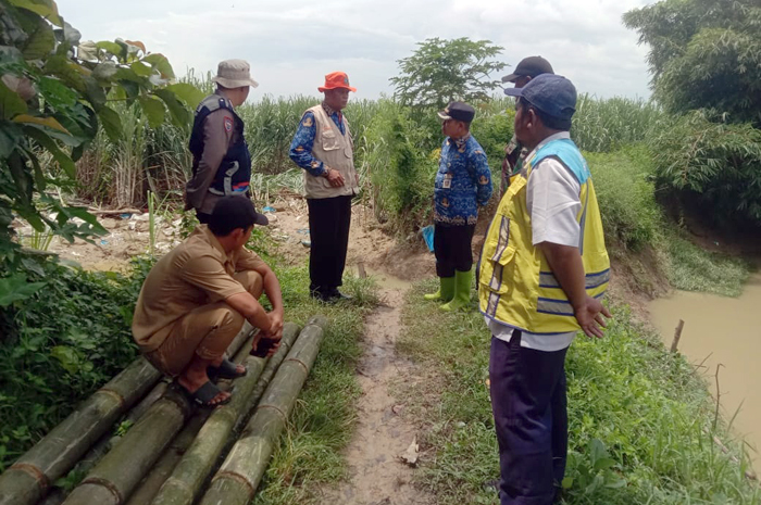 DIBANTU: Pemkab Pati mengirim sandbag di Desa Ketitangwetan, Batangan.