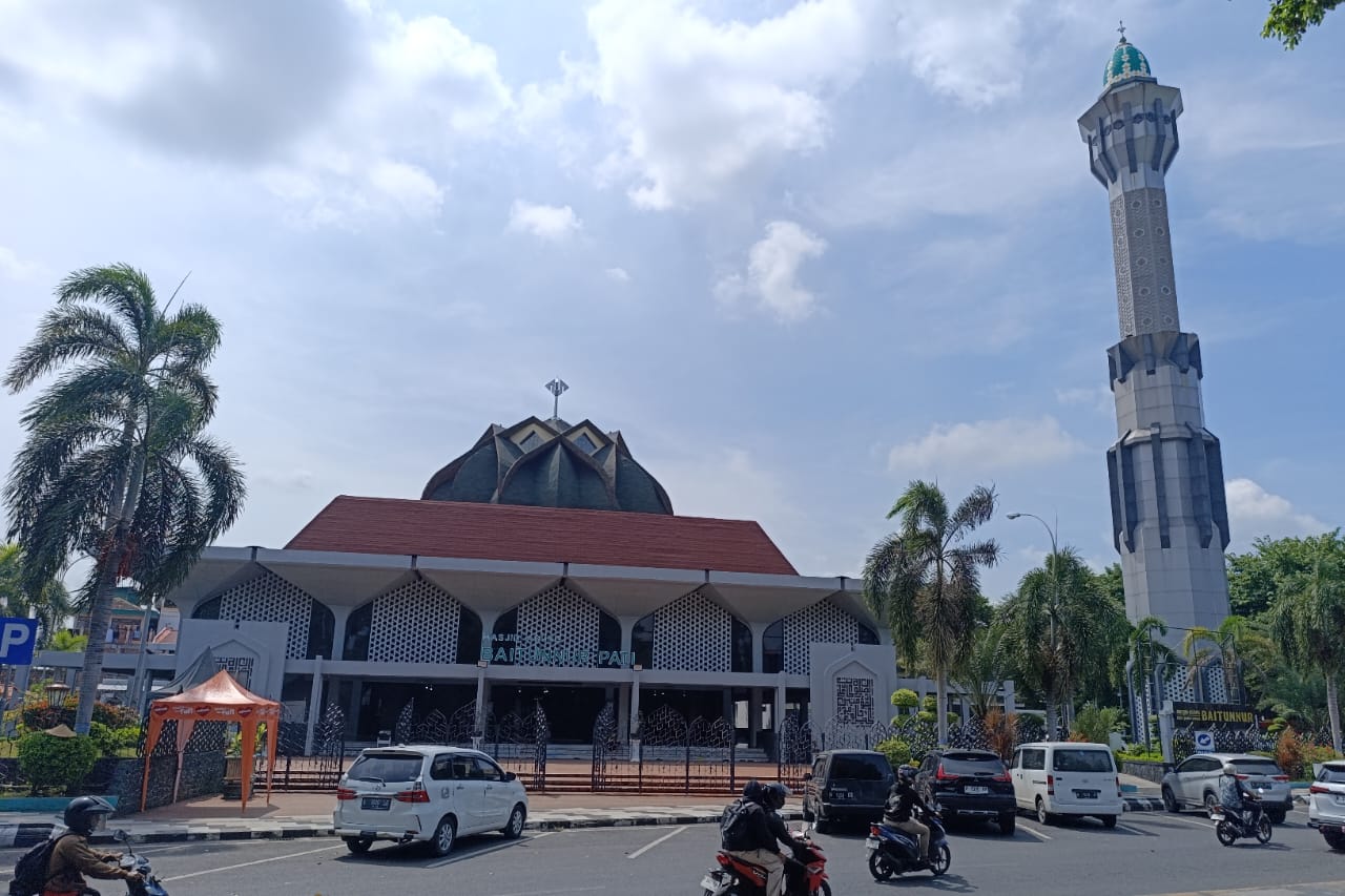 RAMAIKAN MASJID: Sejumlah kendaraan melintas di depan Masjid Agung Baitunnur Pati yang berada di pusat kota.
