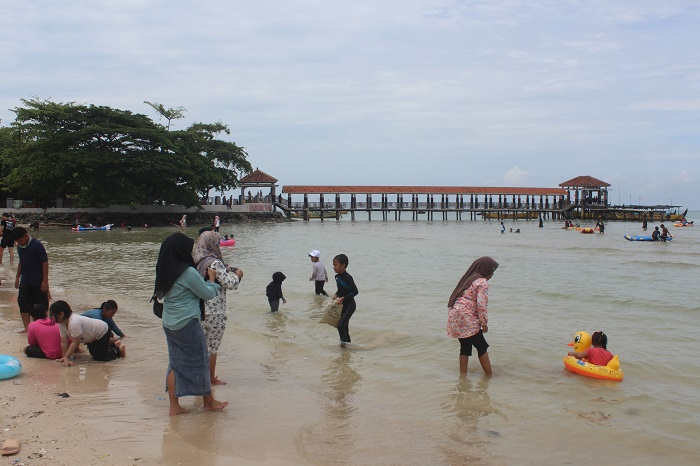 FAVORIT: Sejumlah wisatawan tampak bermandi air di Pantai Bandengan belum lama ini.