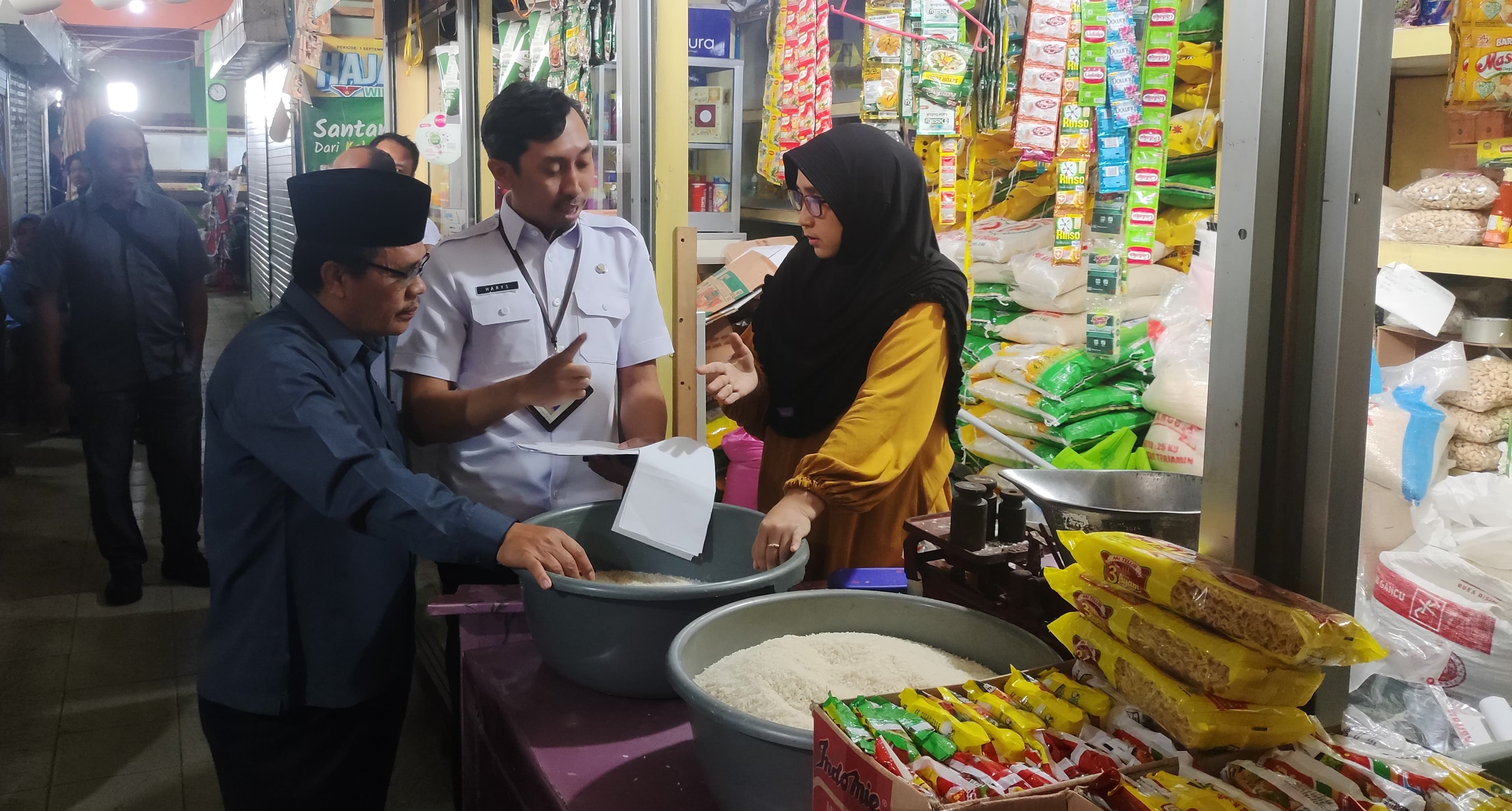 TINDAKLANJUTI: Anggota Komisi B DPRD Kudus sidak ke Pasar Kliwon.
