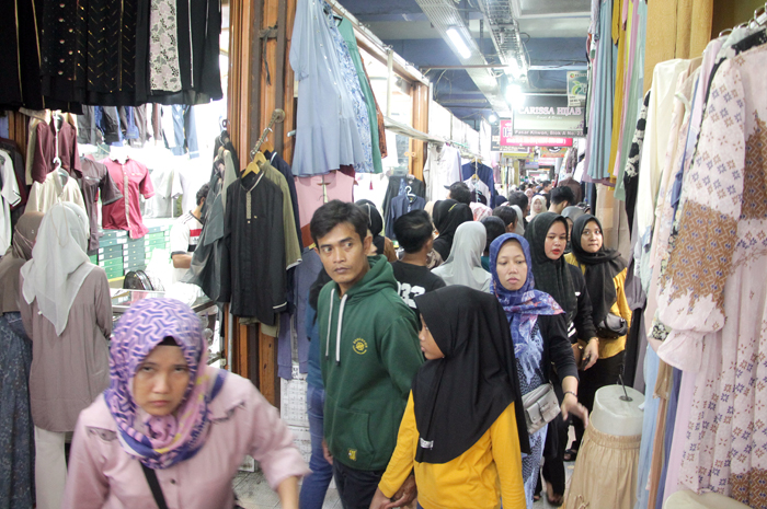 BERJUBEL: Kondisi menjelang lebaran pasar grosir terbesar Pasar Kliwon Kudus mulai sesak pembeli dan parkiran penuh hingga ke jalan raya.