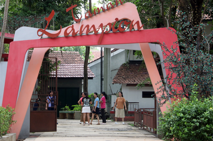 WISATA KELUARGA DI KUDUS: Sejumlah pengunjung menikmati destinasi wisata di Taman Krida Wisata Kudus beberapa waktu lalu.