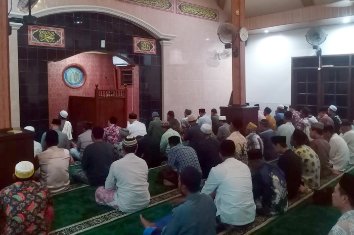 IBADAH: Warga Desa Bulung Kulon menunaikan ibadah salat tarawih di Masjid Al Abroor, kemarin.