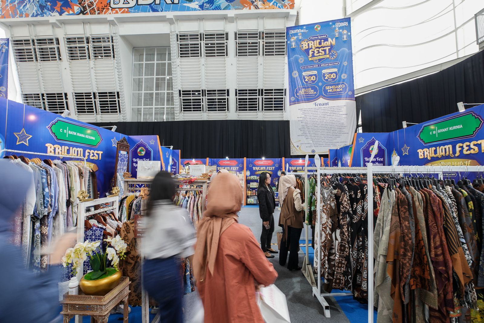 RAMAI- Pengunjung BRIlian Fest sedang melihat lihat stan