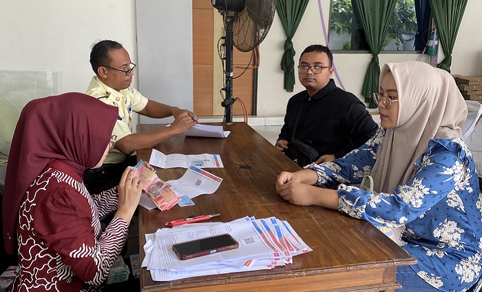 PENUKARAN UANG - Suasana penukaran uang di Bank Jateng Kantor Blora, Rabu (19/5/2025). Sebelumnya mereka terlebih dahulu mendaftar secara online di pintar.bi.go.id.&nbsp;