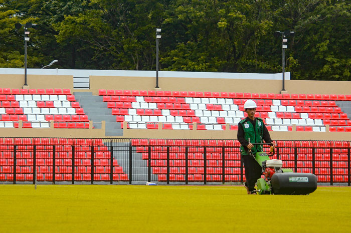 SUBUR: Petugas memotong rumput lapangan Stadion GBK Jepara saat tidak dipakai pertandingan, pemkab mempersilahkan jika perawatan rumput ditangani pihak ketiga.