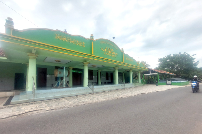 SERBA HIJAU: Pengguna jalan melintasi Masjid Gambiran kemarin.   &nbsp;