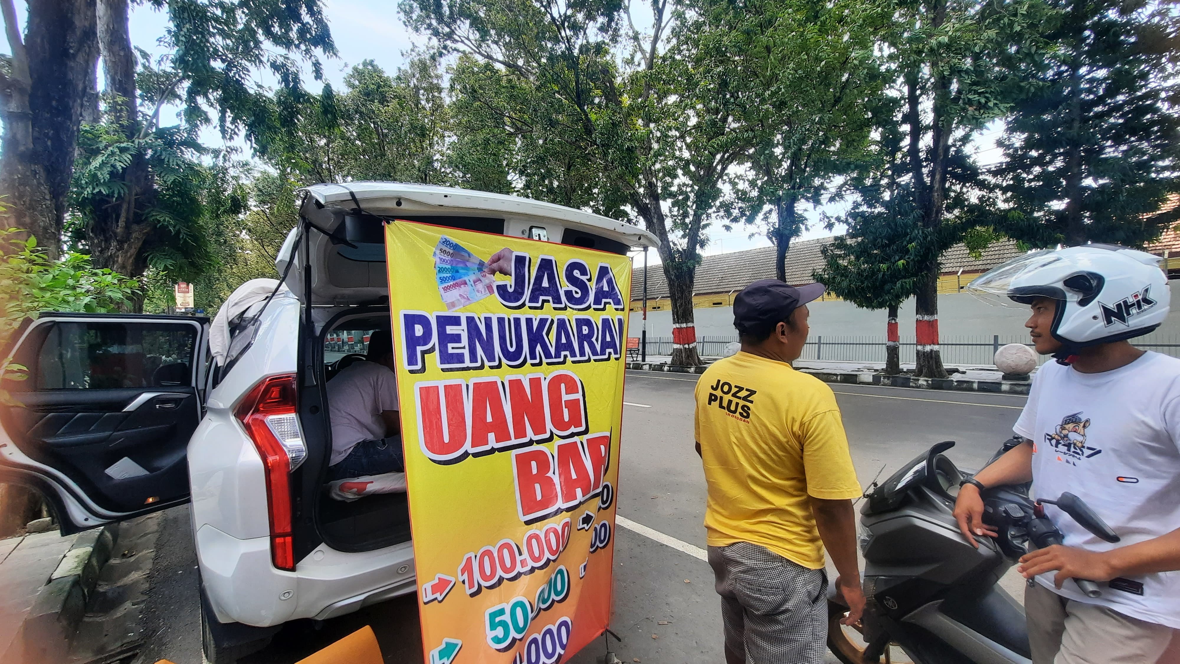 TUKAR UANG: Jasa penukaran uang yang ada di Jalan R Suprapto, Purwodadi.
