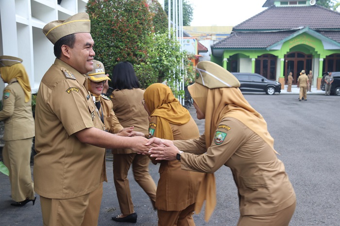 PEMBERIAN THR: Suasana apel pagi Bupati Blora dengan Aparatur Sipil Negara yang berkaitan dengan dicairkan THR ASN