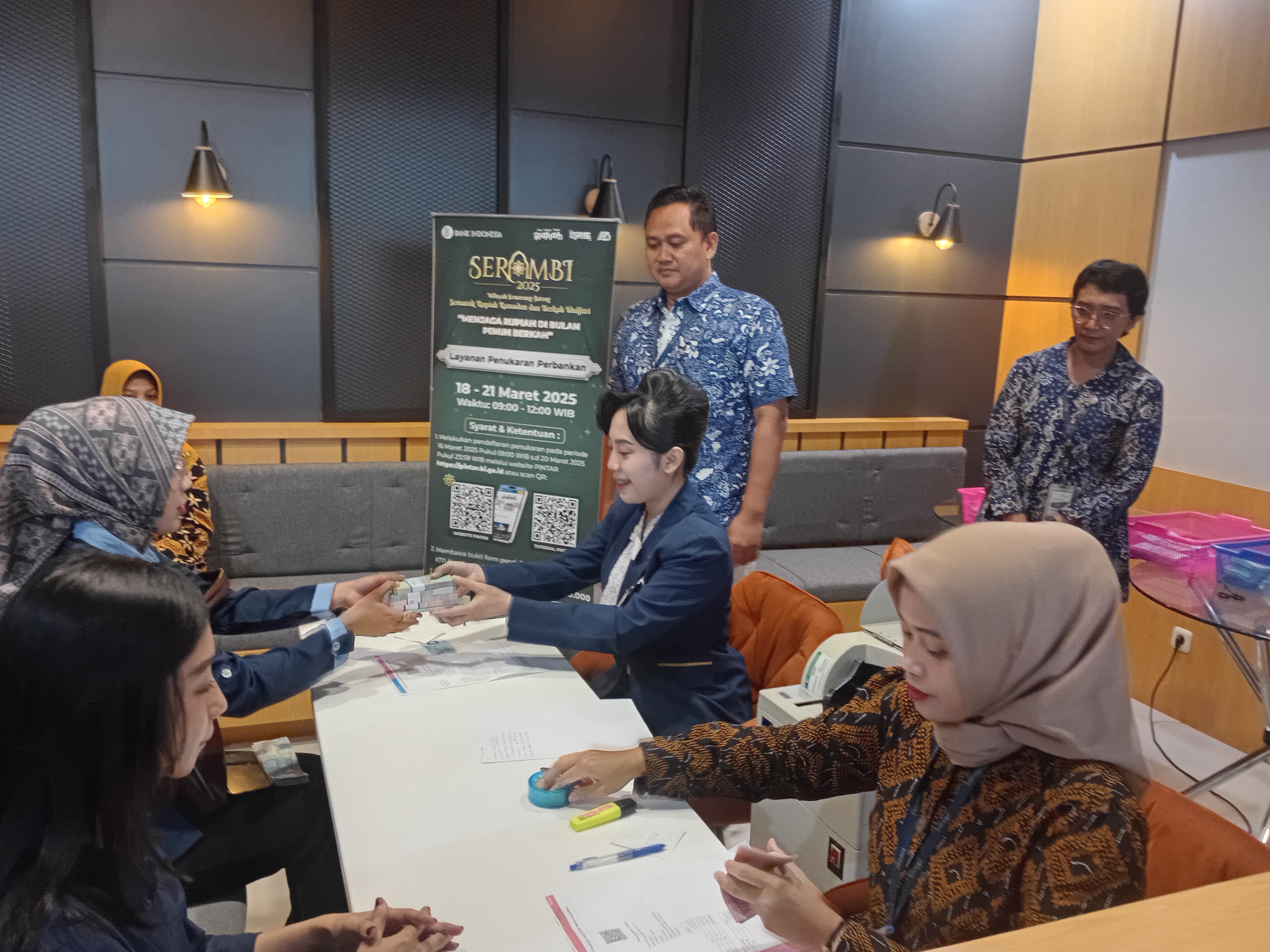 MELAYANI NASABAH: Pegawai Bank Jateng memberikan pelayanan pada nasabah penukaran uang baru. (INDAH SUSANTI/RADAR KUDUS)