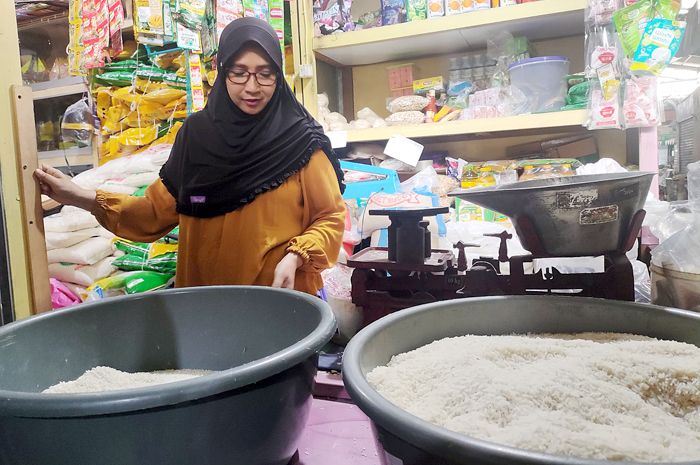 SEPI: Pedagang beras di Pasar Kliwon mengeluhkan penjualan yang sepi.