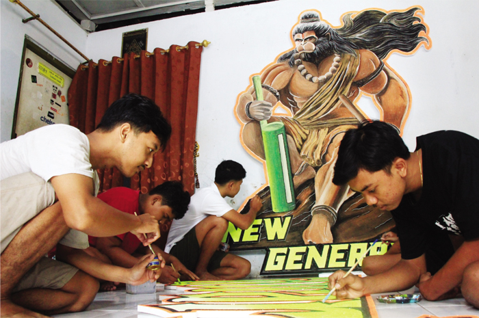 MEMBUAT HIASAN: Para pemuda di desa Ketanggi, Kecamatan Rembang, menyiapkan dekorasi dan berlatih untuk acara tong-thonglek keliling 2025.
