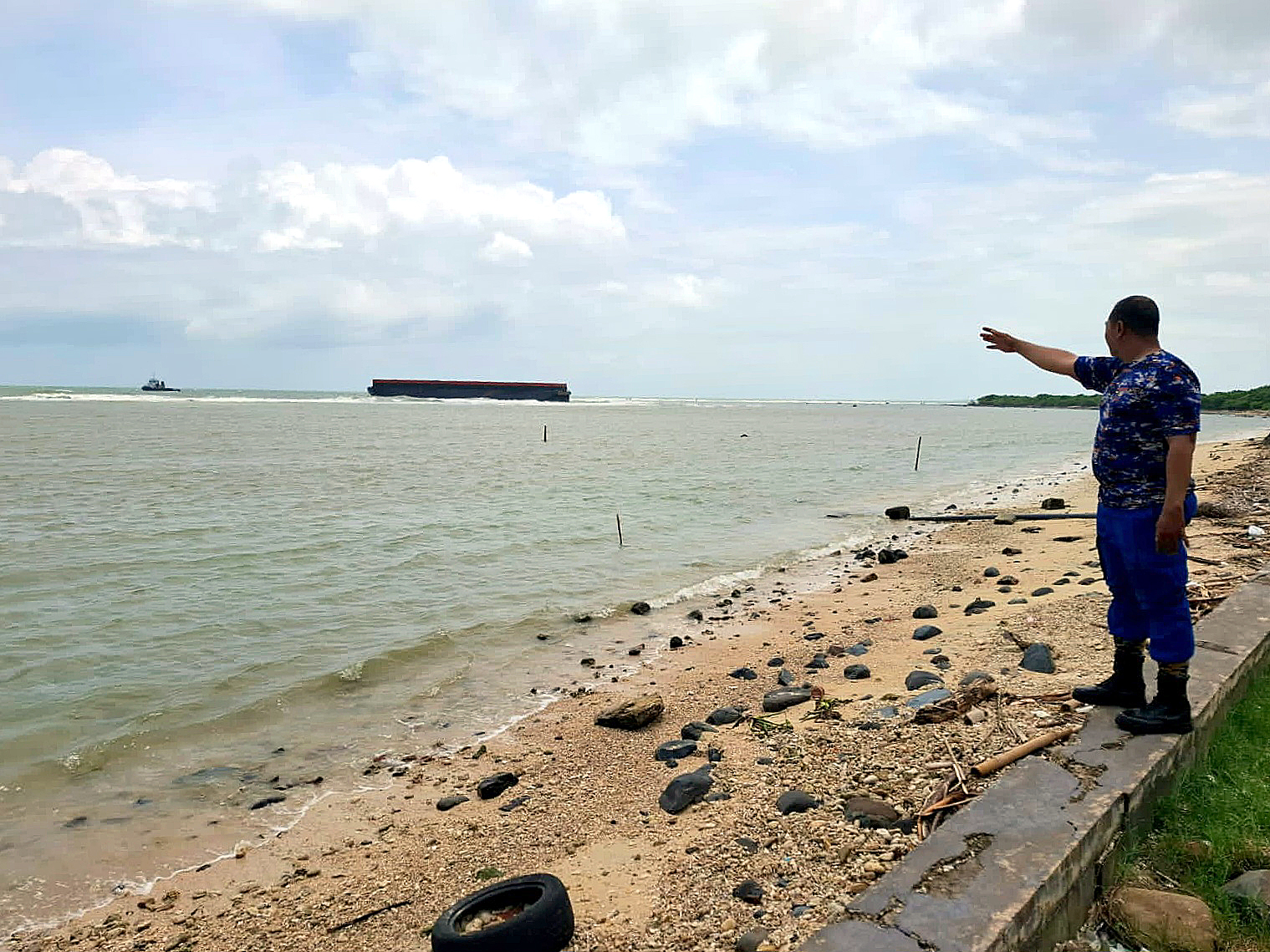 MENEPI: Petugas Sat Polairud Jepara menunjukkan kapal tongkang yang terjebak di Perairan Pantai Bandengan.&nbsp;  &nbsp;