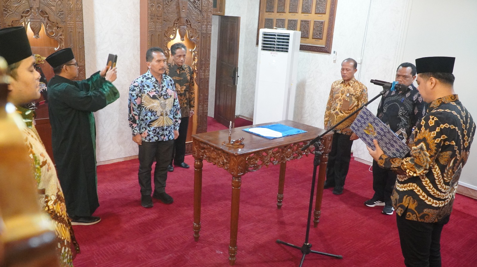 MENANTI PENGGANTI: Bupati Jepara Witiarso Utomo (kanan) melantik Edy Sujatmiko (dua dari kiri) yang sebelumnya menjabat sekda Jepara menjadi kepala Dikarpus Jepara.