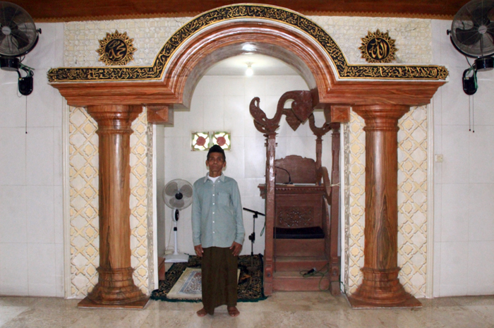 IKONIK: Pengurus masjid Blitung, Sarang, Rembang menunjukkan tempat wudlu kuno.