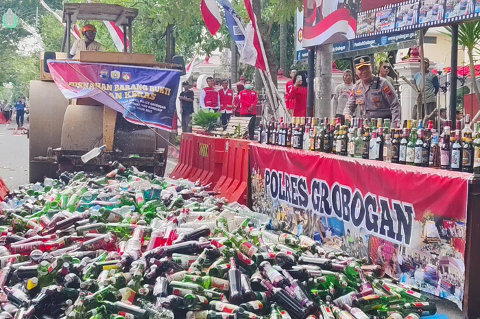 DIMUSNAHKAN: Ribuan miras berbagai merk dari hasil operasi Cipta Kondisi jelang Idul Fitri dihancurkan dengan alat berat.