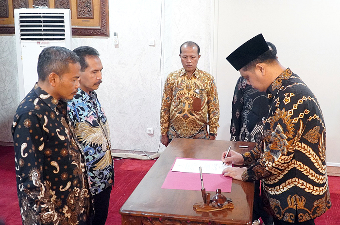 MENANTI PENGGANTI: Bupati Jepara Witiarso Utomo (kanan) melantik Edy Sujatmiko (dua dari kiri) yang sebelumnya menjabat sekda Jepara menjadi kepala Dikarpus Jepara beberapa waktu lalu.