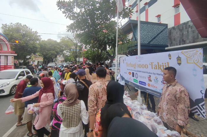 ANTUSIAS: @HOM Hotel Kudus berbagi 1000takjil kepada masyarakat sekitar kemarin sore.