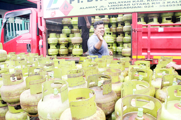 TAMBAH PASOKAN: Menjelang lebaran, pasokan gas elpigi tiga kilogram akan ditambah Pertamina untuk memenuhi kebutuhan masyarakat.