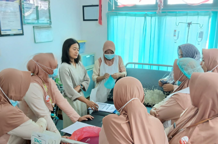 PELATIHAN: Sejumlah tenaga kesehatan (nakes) puskesmas saat mendapatkan pelatihan dokter SpOG dan SpA.