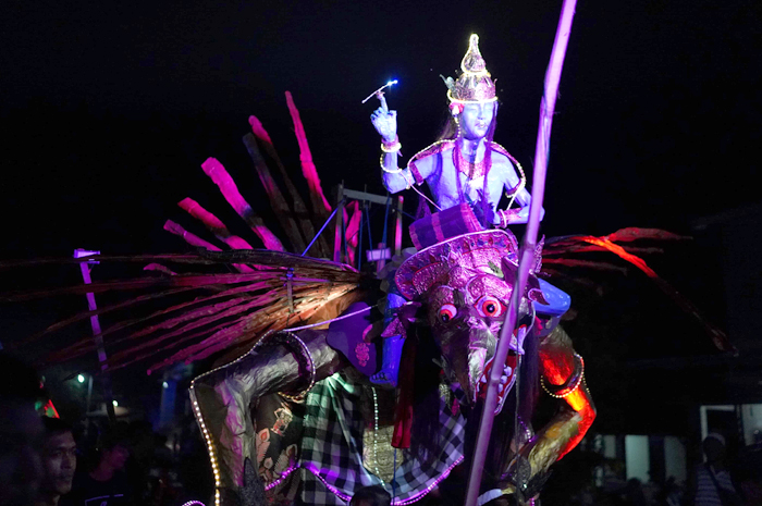 NYENI: Warga membuat ogoh-ogoh saat meramaikan takbir keliling di Desa Bringin, Kecamatan Juwana, Pati, tahun lalu.