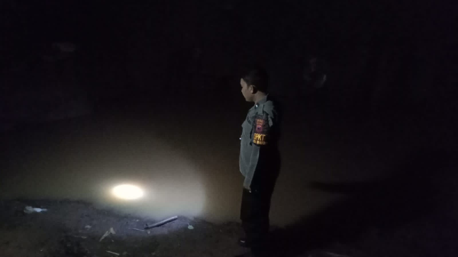 OLAH TKP: Anggota Polsek Mayong lakukan pengecekan di lokasi kejadian pada Minggu (23/3) petang.