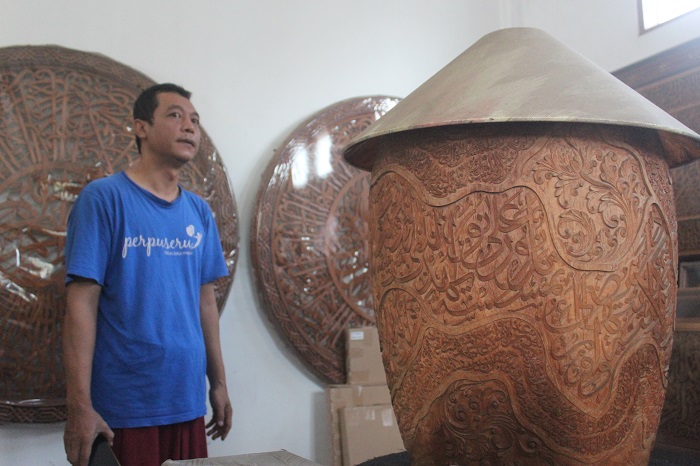 DETAIL: M Fuad Hasyim tunjukkan karya kaligrafi di Rumah Kaligrafi El Suraya Art di Jalan Pemuda nomor 94 kemarin.