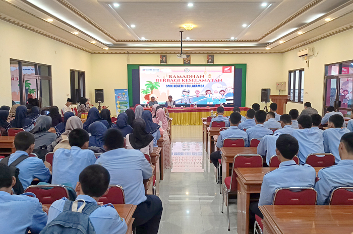 KESELAMATAN: Astra Motor Jateng menggelar safety riding dengan SMKN 1 Bulukamba Brebes.&nbsp;