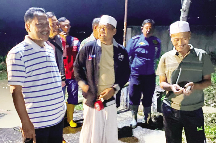 BLUSUKAN: Bupati Rembang Harno mengecek langsung kondisi banjir di Sedan dan sekitarnya.
