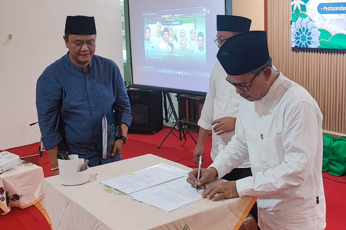 KERJA SAMA: Kepala Kemenag Rembang, Moh Mukson bersama Kepala BPN tandatangani MoU percepatan sertifi kasi tanah wakaf.