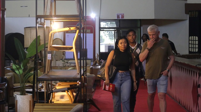 DAYA TARIK: Pengunjung mengamati beberapa koleksi yang ditampilkan di beberapa stan yang ada di pameran JIFBW 2025 beberapa waktu lalu.