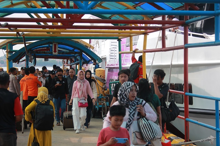LUDES: Para penumpang keluar dari kapal cepat Express Bahari yang baru tiba dari Karimunjawa beberapa waktu lalu.