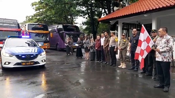 BERANGKAT: Bupati Sudewo memimpin keberangkatan bus mudik di Halaman Setda Pati kemarin.