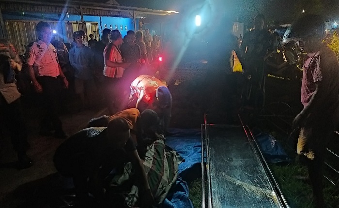 DIEVAKUASI: Tim gabungan mengamankan satu jenazah di daerah aliran sungai Juwana.