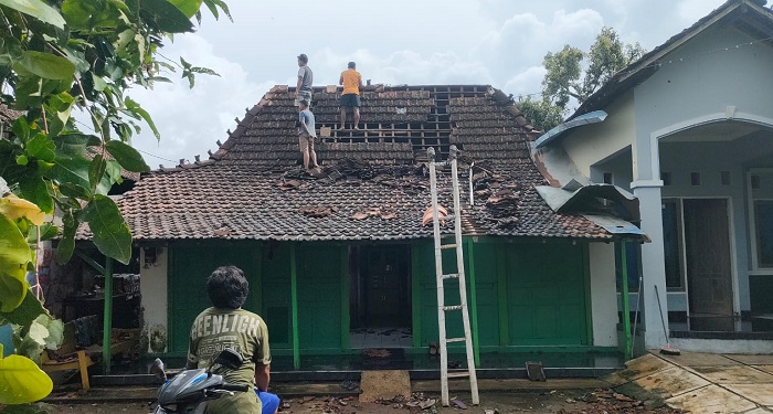 WASPADA: Kondisi atap rumah di Desa Jurang dan Gondosari rusak akibat angin puting beliung.