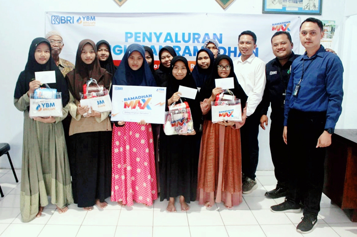 DISALURKAN: Perwakilan BRI kantor cabang Rembang dan YBM BRILian Rembang salurkan bingkisan ramadan, beberapa waktu lalu.