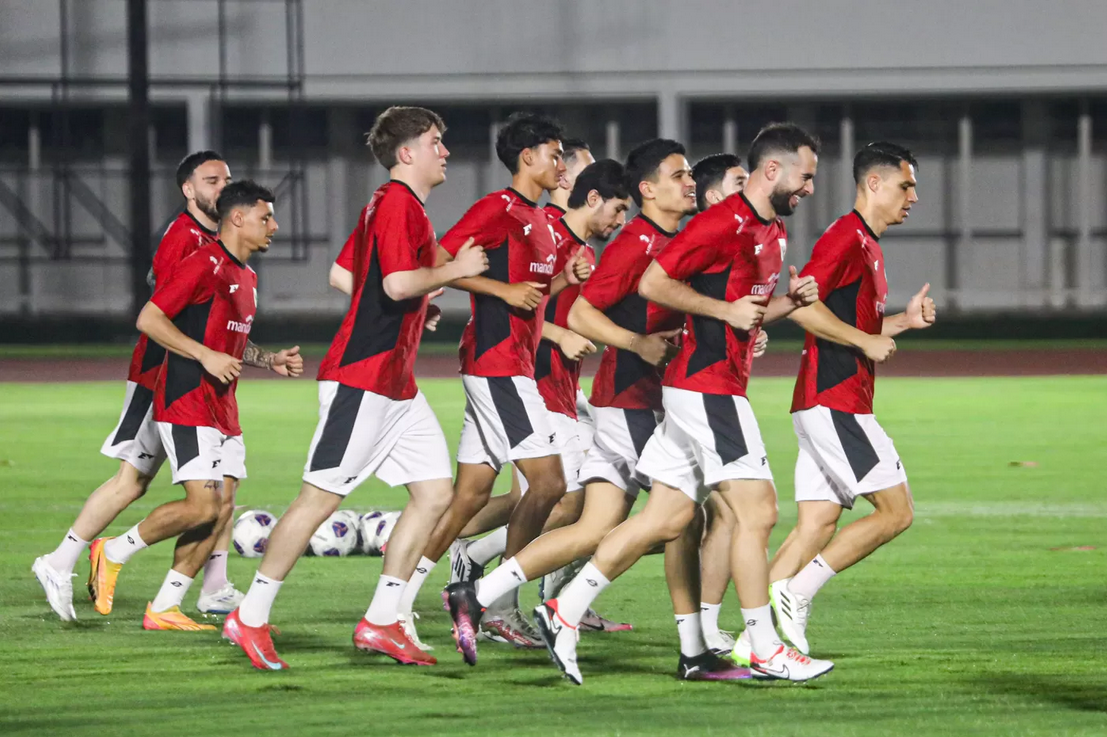 LATIHAN: Sejumlah Pemain Timnas Indonesia melakukan latihan jelang pertandingan Kualifikasi Piala Dunia 2026 di Stadion Madya, komplek GBK, Senayan, Minggu (23/3/2025). (Salman Toyibi/Jawa Pos)