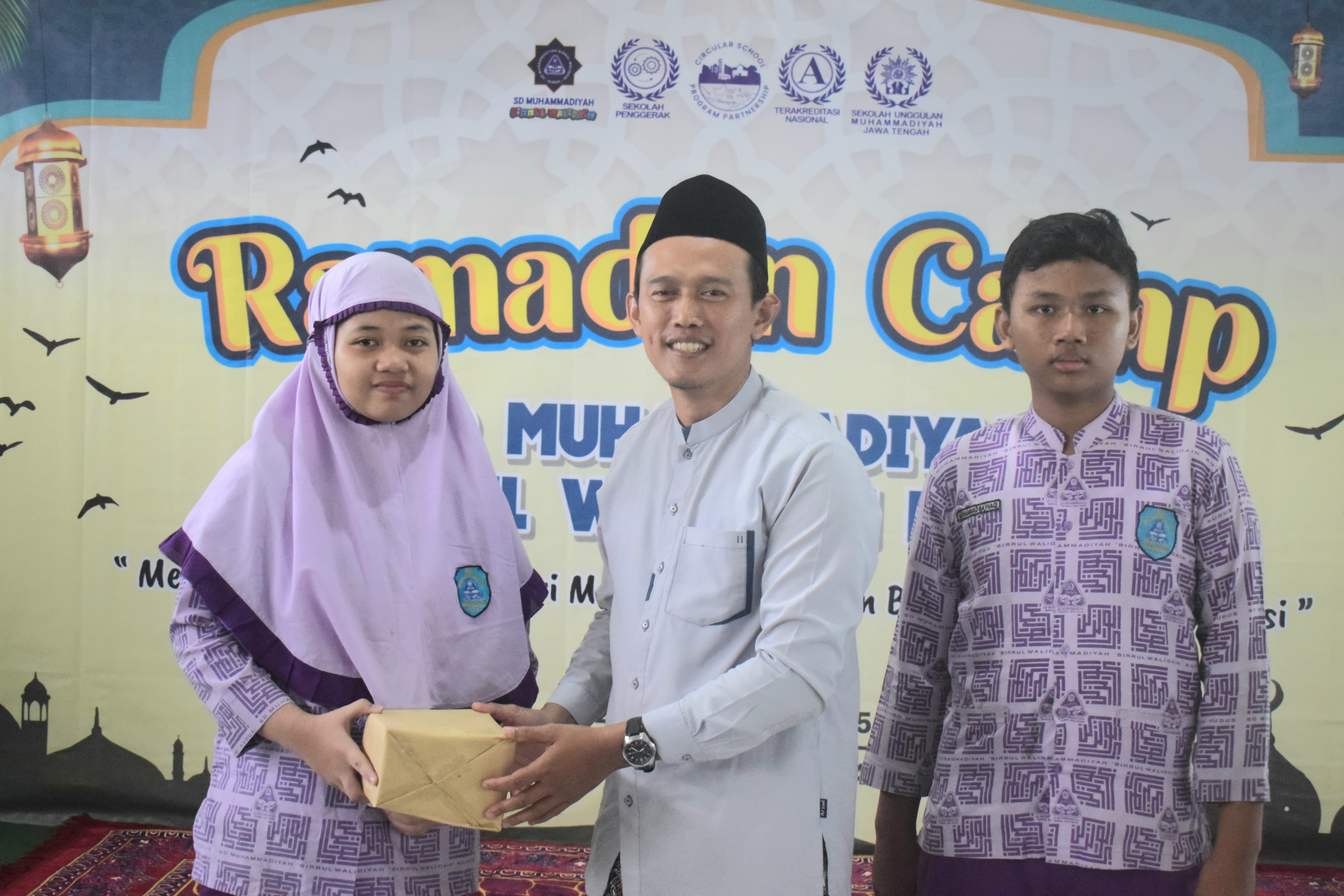 PENYERAHAN: Acara Ramadan Camp SD Muhammadiyah Birrul Walidain Kudus