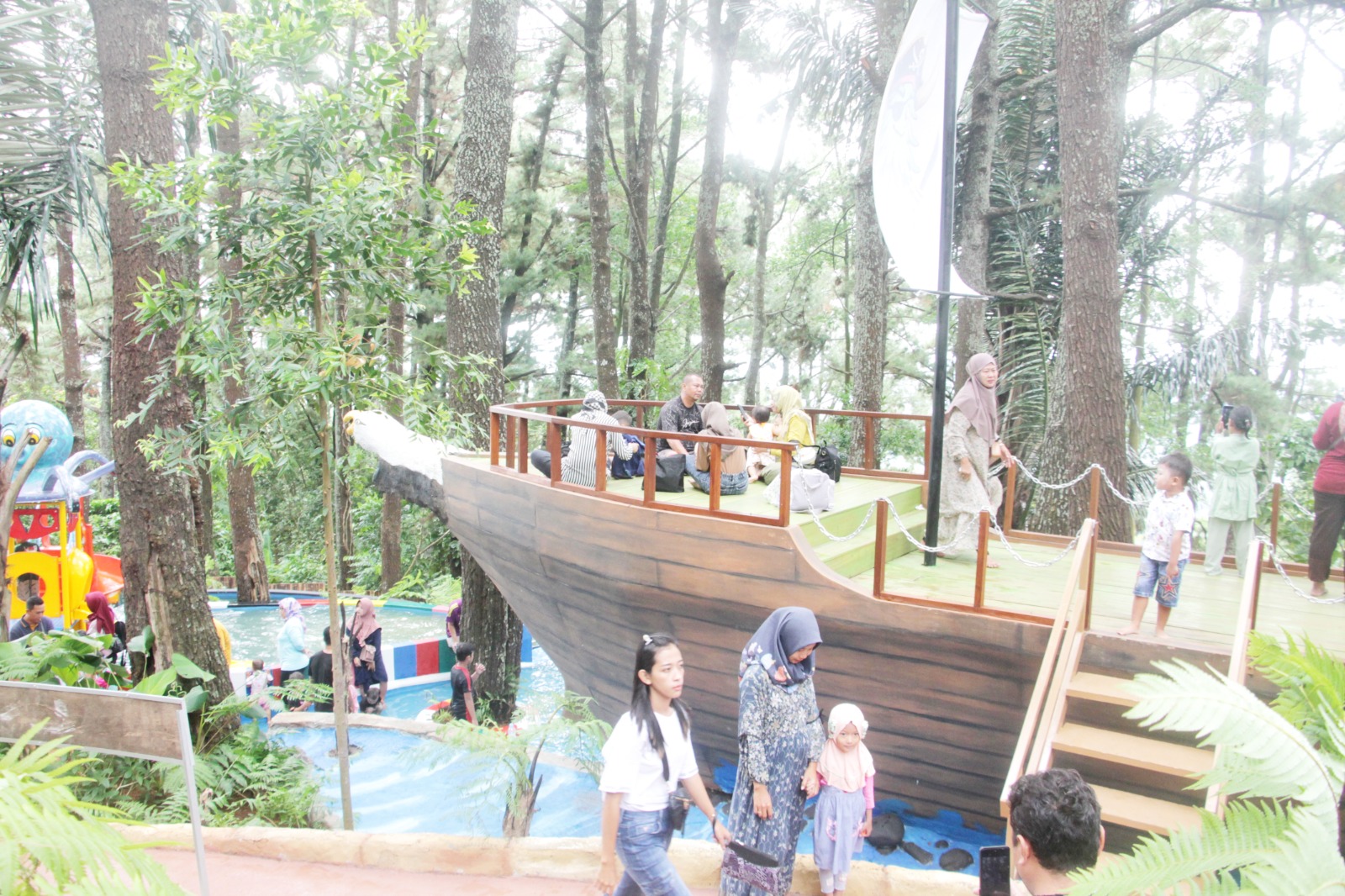 RAMAI: Salah satu wahana di Pijar Park di lereng Pegunungan Muria yang diminati pengunjung.