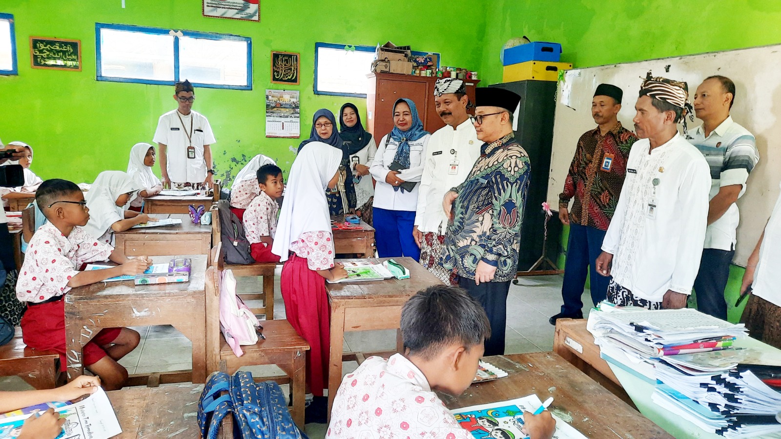 KUNJUNGAN MENTERI: Mendikdasmen Abdul Mu&rsquo;ti melihat kondisi SDN 2 Setrokalangan, Kaliwungu, didampingi Kepala Disdikpora Kudus Harjuna Widada baru-baru ini.