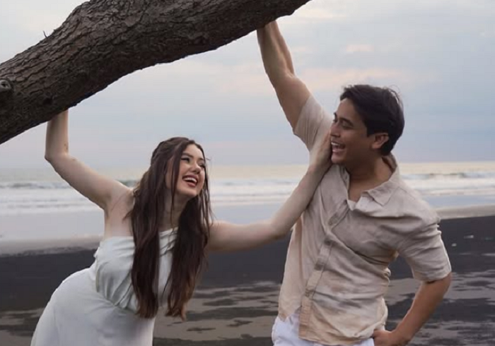 Billy Syahputra bersama Vika Kolesnaya foto bersama di Bali