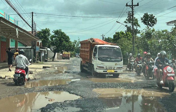 kondisi Jalan Tayu &ndash; Dukuhseti yang rusak parah.