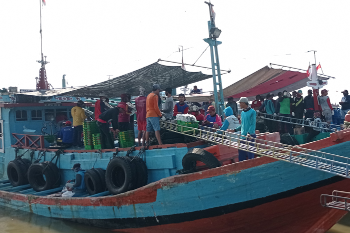 BERJUBEL: Kapal-kapal penangkap ikan berlabuh di sepanjang Sungai Silugonggo.
