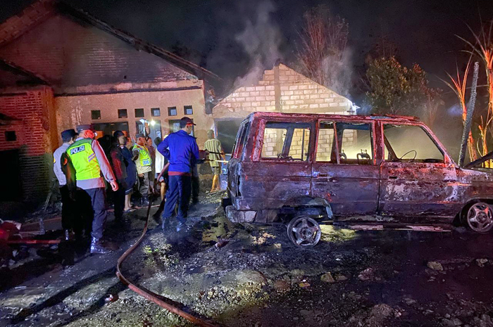EVAKUASI: Petugas sedang melakukan pendinginan mobil yang terbakar di Dukuh Kluwung, Desa Tambahagung, Kecamatan Tambakromo, pada Senin malam (24/3).
