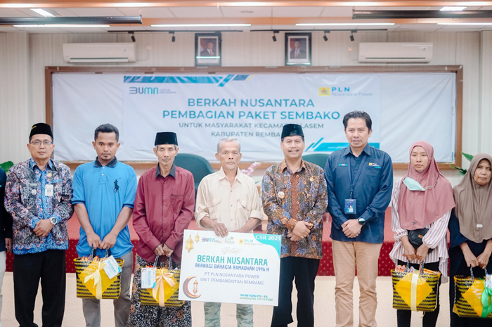 PEDULI: Bupati Rembang, Harno di dampingi Senior Manager UP Rembang, Jayadi, Camat Lasem bagikan sembako kaum dhuafa.