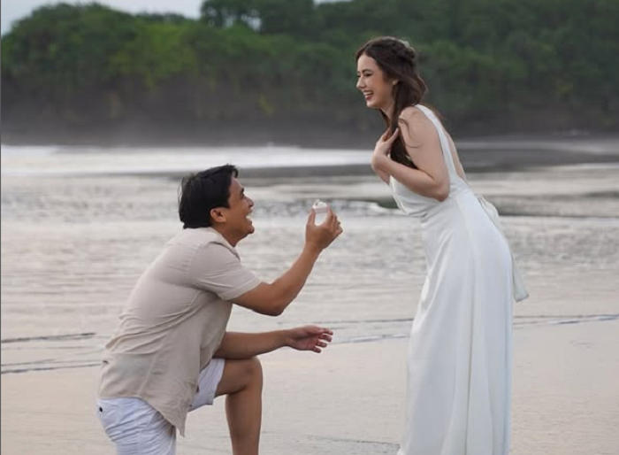 Billy Syahputra tampak seperti melamar Vika Kolesnaya di Pantai
