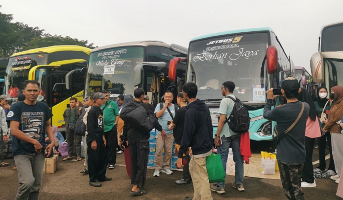 SENANG: Para pemudik merasa senang karena mendapat bantuan mudik gratis dari Pemerintah, kemarin.