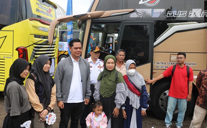 LIBUR LEBARAN: Bupati Jepara Witiarso Utomo melepas para peserta mudik gratis yang akan pulang ke Jepara dari Jabodetabek.