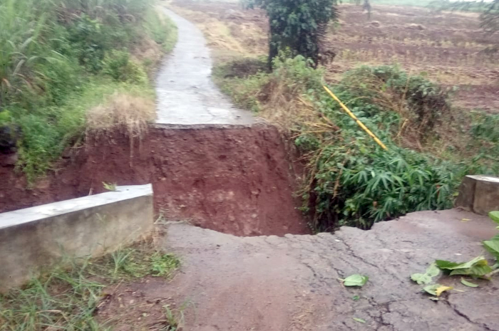 AMBROL: Jembatan Dukuh Masin - Dukuh Sudo ambrol akibat derasnya arus air sungai dan hujan lebat mengguyur, kemarin.