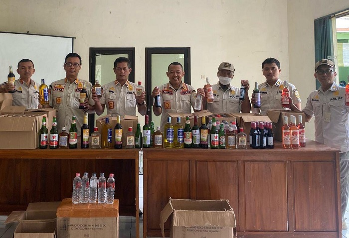 DISITA: 253 Botol Miras di dua lokasi di Kudus berhasil disita oleh Satpol PP Kudus, belum lama ini.